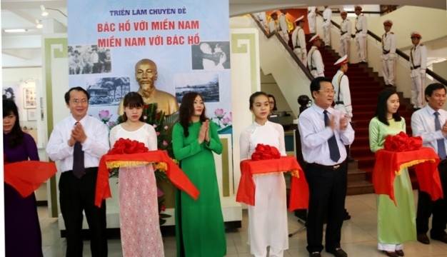 Cắt khai mạc triển lãm “Bác Hồ với miền nam, miền nam với Bác Hồ”.