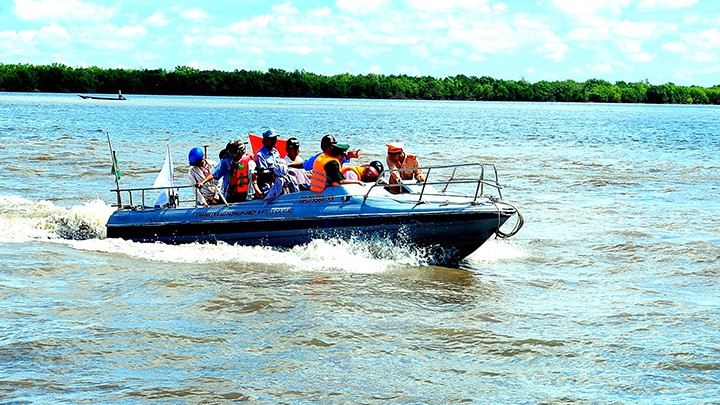 Lực lượng kiểm ngư tỉnh Cà Mau phối hợp tuần tra việc khai thác nguồn lợi thủy sản.
