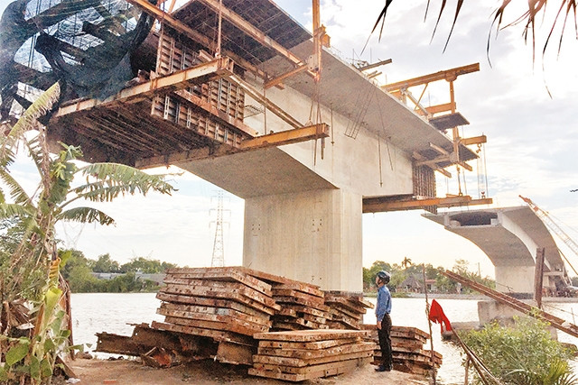 Cầu Cây Khô, nối xã Phước Lộc (huyện Nhà Bè) với tuyến đường Phạm Hùng và Nguyễn Văn Linh (huyện Bình Chánh) được thi công xây dựng, khi hoàn thành sẽ giúp việc đi lại của người dân thuận tiện hơn.