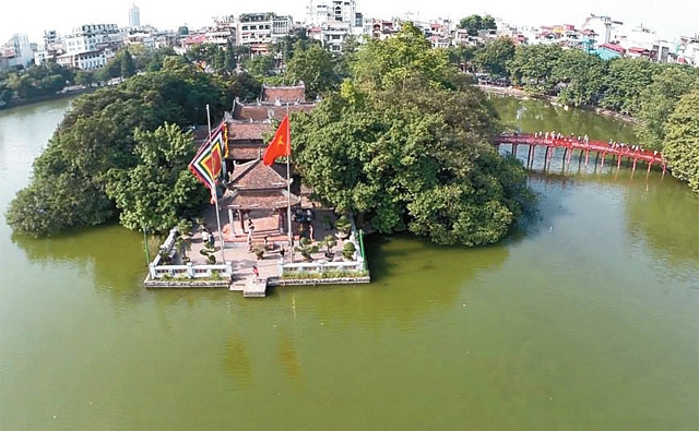 Hồ hoàn Kiếm nhìn từ trên cao. Ảnh: HANOI FLY