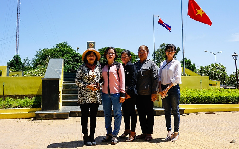 Các chị thuộc nhóm phụ nữ tự quản vùng biên bên cột mốc biên giới.