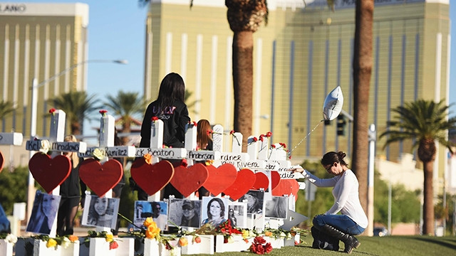 Một hoạt động tưởng niệm các nạn nhân vụ xả súng tại Las Vegas. Ảnh: THE NEW YORK TIMES