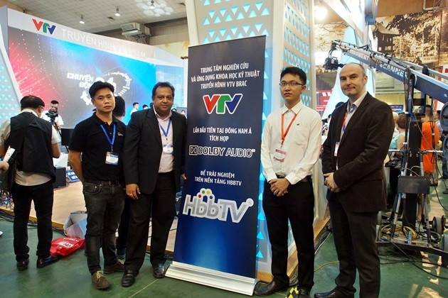 Đại diện Dolby và đại diện VTV-BRAC tại triển lãm Telefilm 2016.