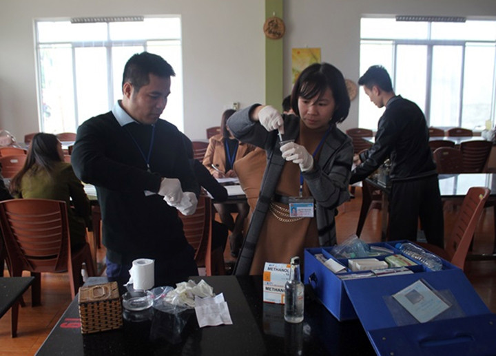 Đoàn kiểm tra liên ngành tỉnh Vĩnh Phúc lấy mẫu rượu để thử nhanh tại cơ sở kinh doanh ăn uống ở thị xã Phúc Yên. Ảnh: MINH NGUYỆT