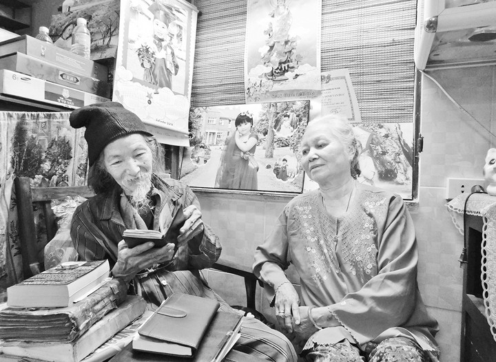 Trong căn nhà nhỏ, ông miệt mài với sách vở, còn bà thì lấy việc được chăm sóc ông làm niềm vui.