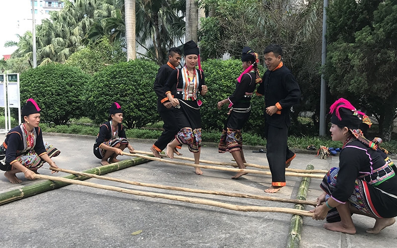 Trình diễn các điệu múa của người Khơ Mú.