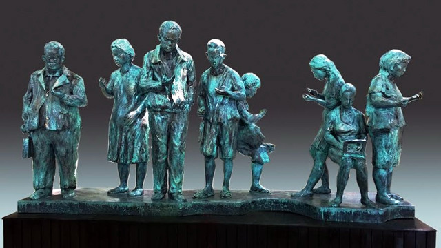 Hiệu ứng… cúi (tác phẩm của nhà điêu khắc Nguyễn Văn Huy).