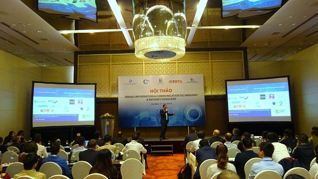 Đại diện doanh nghiệp Israel giới thiệu giải pháp tối ưu về công nghệ thông tin, truyền thông và viễn thông tại hội thảo.