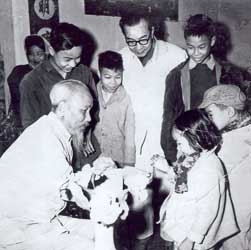 Đầu xuân Nhâm Dần-1962,
Chủ tịch Hồ Chí Minh đến
nhà riêng chúc Tết Giáo sư
Đặng Văn Chung (người đeo
kính trắng) và gia