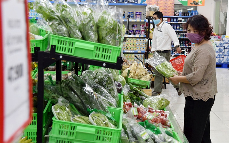  Khách hàng lựa chọn thực phẩm tại Siêu thị Hapro Thành Công (Hà Nội). Ảnh: Trần Anh