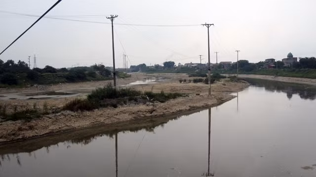 Dòng sông Ngũ Huyện Khê (đoạn chảy qua phường Phong Khê) bị bã giấy, rác thải gây ô nhiễm nghiêm trọng, nhiều đoạn bị thu hẹp nhỏ như dòng kênh.