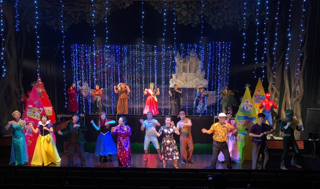 Các nghệ sĩ của đoàn 1 sau khi kết thúc buổi diễn.