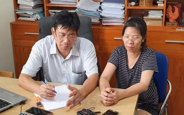 Bà Quy (bên phải) trong buổi làm việc tại văn phòng luật sư. (Ảnh: Sơn Bách/Vietnam+)