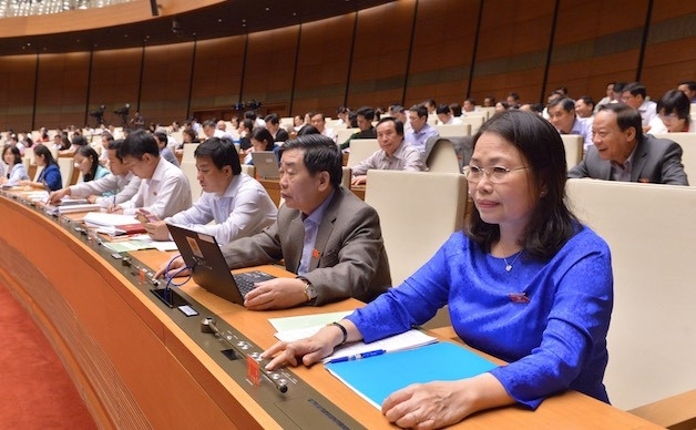 Đại biểu Quốc hội tại Kỳ họp thứ sáu Quốc hội khoá XIV ngày 8-11