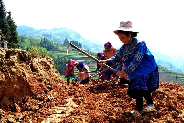 Đồng bào các thôn trong xã Sín Chéng, Si Ma Cai nô nức đi làm đường về bản.