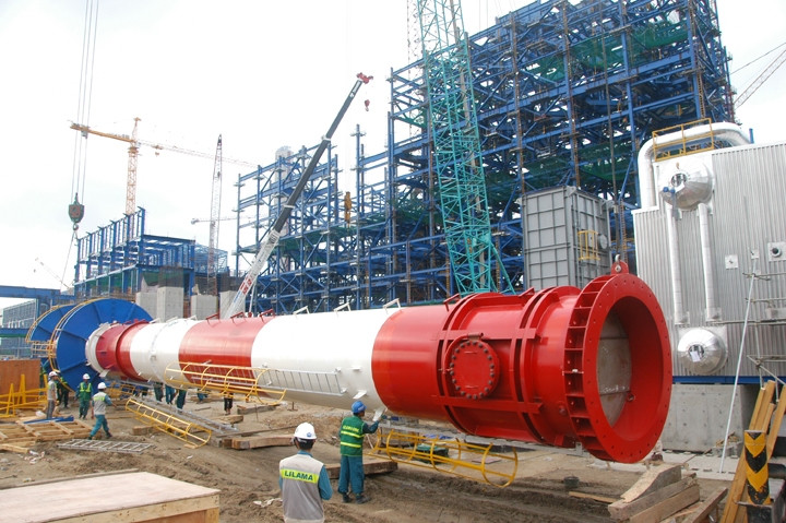 Các kỹ sư, công nhân thi công lắp đặt ống khói Nhà máy Nhiệt điện Mông Dương 2.