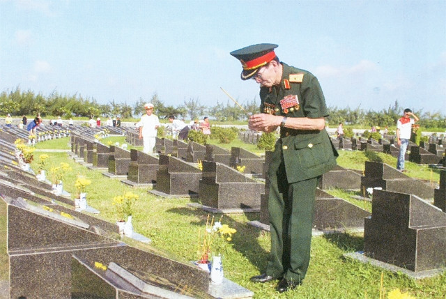 Thiếu tướng Trần Thành Lập viếng đồng đội tại Nghĩa trang liệt sĩ Rừng Sác.