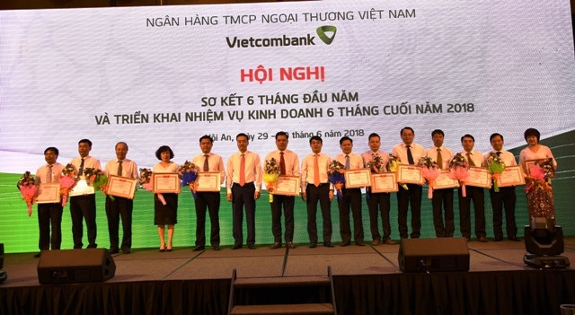 Trao tặng Giấy khen và hoa cho 13 chi nhánh tiêu biểu trên một số mặt hoạt động của 6 tháng đầu năm 2018.
