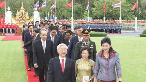 Thủ tướng Thái-lan Dinh-lắc Xin-na-vắt và Tổng Bí thư Nguyễn Phú Trọng tại lễ đón.