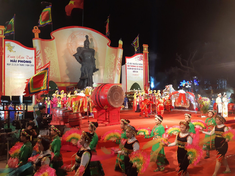 Quang cảnh Lễ hội Nữ tướng Lê Chân, tối 23-3.