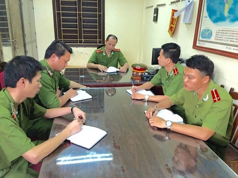 Đại úy Nguyễn Thành Hưng (người ngồi giữa) cùng các đồng nghiệp bàn kế hoạch phá án.