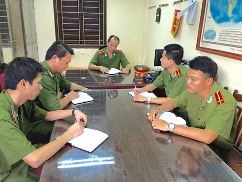 Đại úy Nguyễn Thành Hưng (người ngồi giữa) cùng các đồng nghiệp bàn kế hoạch phá án.