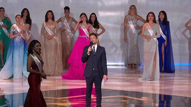 Lương Thùy Linh trên sân khấu đêm chung kết.