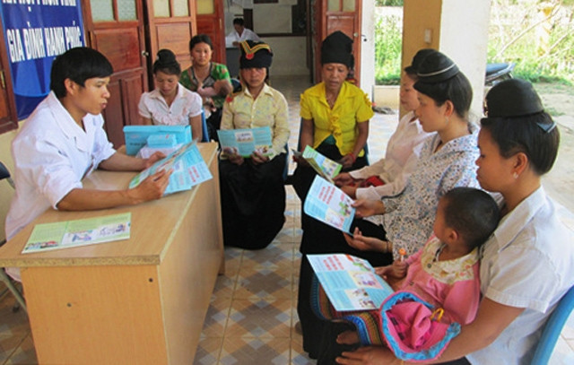 Cán bộ dân số xã Pú Hồng (huyện Điện Biên Đông, tỉnh Điện Biên) tuyên truyền kiến thức về dân số cho người dân. Ảnh: ĐỨC LINH