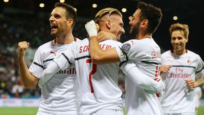 Các cầu thủ AC Milan ăn mừng bàn thắng vào lưới Sassuolo. (Ảnh: Reuters)