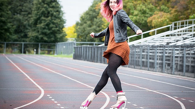 Trượt patin trên giày cao gót