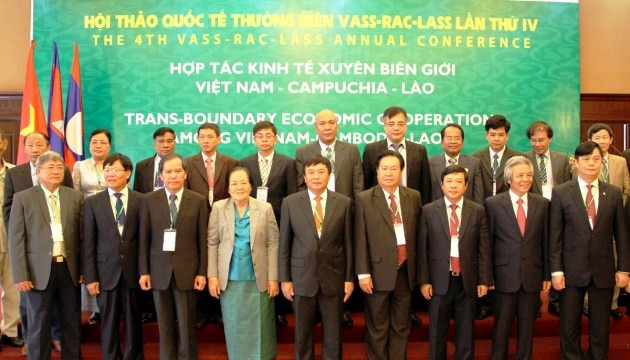 Đại biểu ba nước chụp hình lưu niệm tại hội thảo.