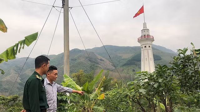 Trưởng thôn Tẩn Láo Lở (bên phải) chưa tìm được cây trồng hợp lý sau nhiều thử nghiệm.