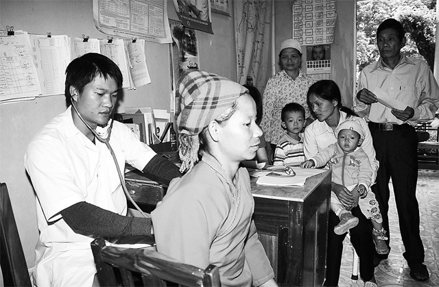 Chính sách thu hút bác sĩ, dược sĩ vừa tốt nghiệp về các xã vùng sâu, vùng xa Hà Giang đã góp phần giải quyết tình trạng thiếu hụt nguồn nhân lực ngành y tế của tỉnh.