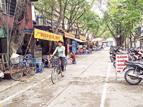 Các hộ kinh doanh trên những tuyến đường trong khu tập thể Thành Công (quận Ba Đình) sắp xếp gọn gàng, không gây cản trở giao thông.