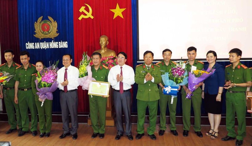 Phó Chủ tịch UBND TP Hải Phòng tặng Bằng khen và thưởng “nóng” cho ban chuyên án.