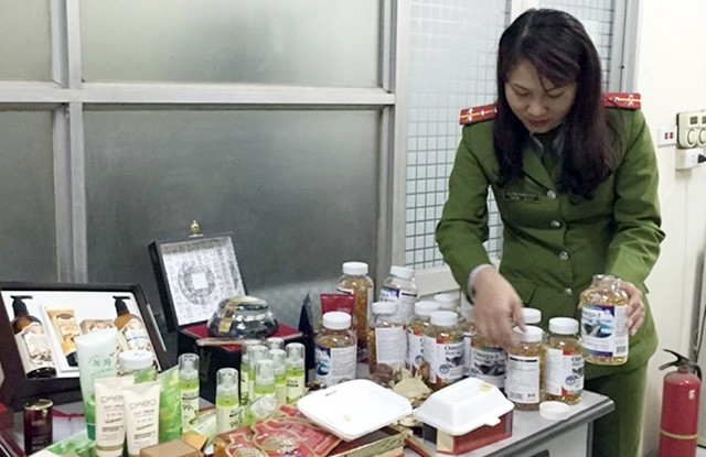 Thực phẩm chức năng nhập lậu không rõ nguồn gốc, xuất xứ bị lực lượng liên ngành TP Hà Nội thu giữ.