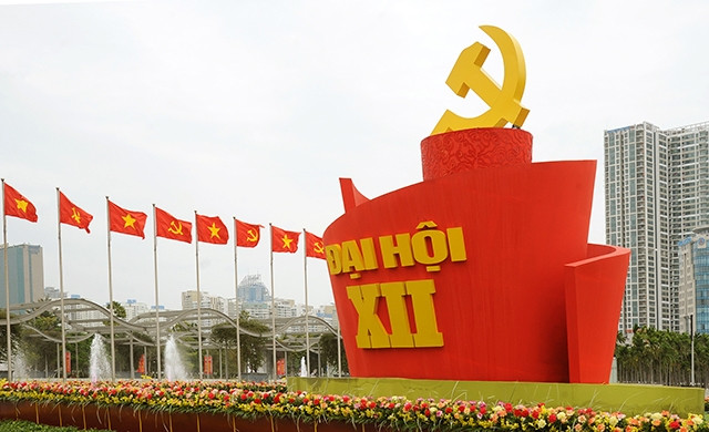 Cờ Đảng và cờ Tổ quốc tung bay tại Đại hội lần thứ XII của Đảng Cộng sản Việt Nam diễn ra đầu năm 2016.