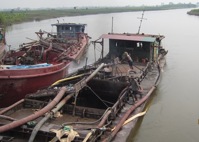 Tàu cát len lỏi trên các tuyến sông ở Hải Dương