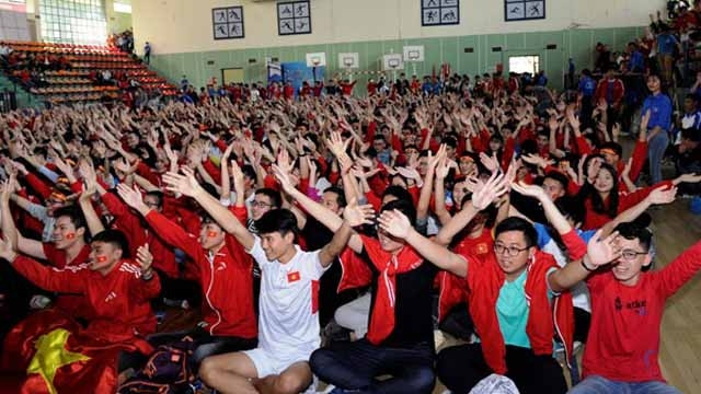 Sinh viên cổ vũ cho đội tuyển U23. (Ảnh: Duy Linh)