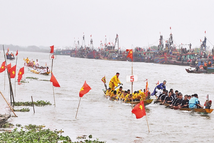 Lễ hội bơi chải trên sông Diên.