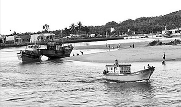 Cảng cá Sa Huỳnh đang ngày một bồi lấp.