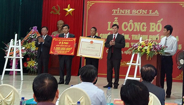 Chủ tịch UBND tỉnh Sơn La trao bằng công nhận nông thôn mới cho xã Chiềng Xôm.