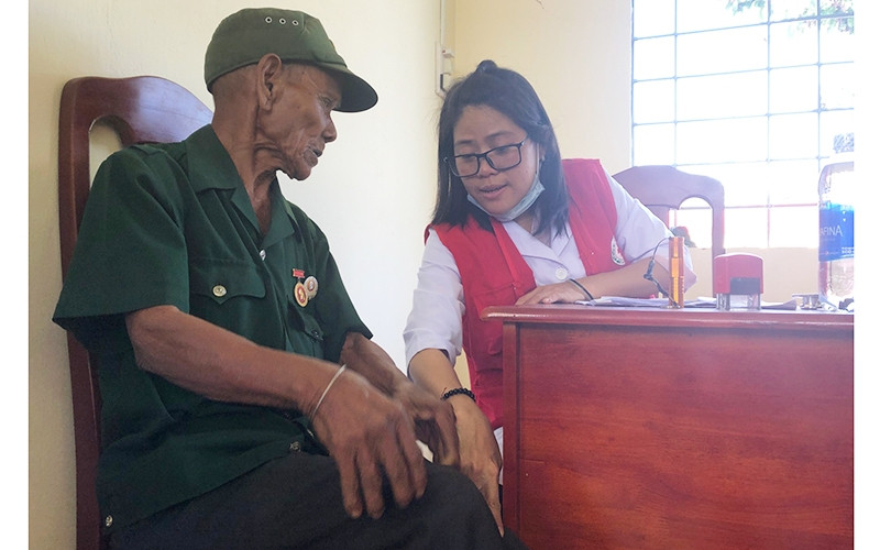 Khám chữa bệnh cho đồng bào J’rai nơi biên giới