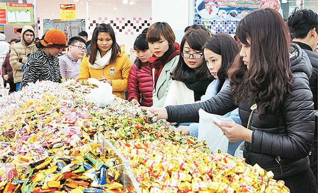 Các mặt hàng tại siêu thị Big C (Hà Nội) phục vụ người dân mua sắm dịp Tết Nguyên đán. Ảnh: NGUYỄN DƯƠNG