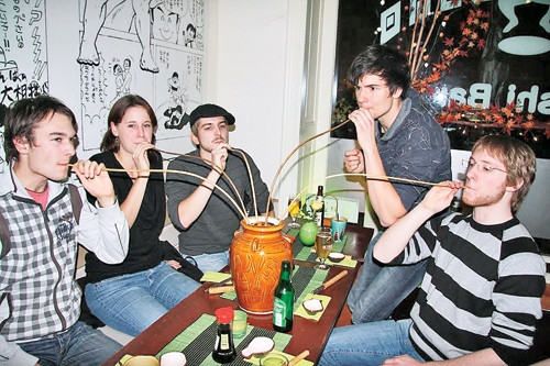 Bạn bè người Đức vui Tết cùng gia đình anh Thành.