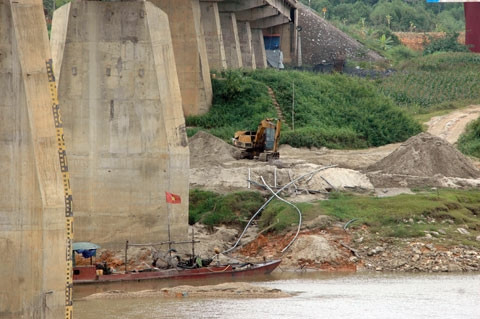 Khai thác cát sỏi trái phép ngay chân cầu An Hòa