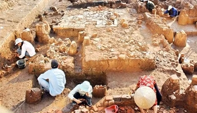 Khai quật khảo cổ khu vực đàn Xã Tắc năm 2006-2007.