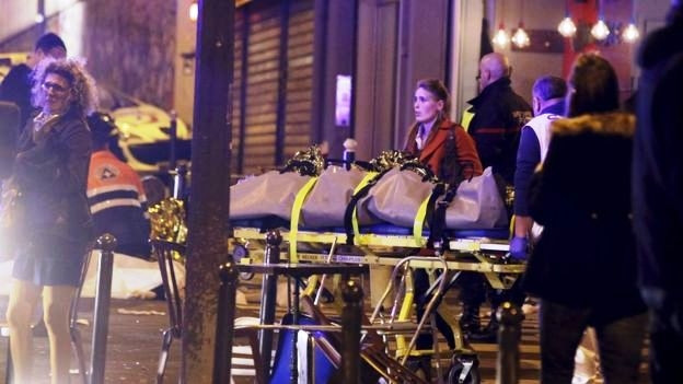 Đưa các nạn nhân ra khỏi hiện trường tấn công khủng bố.