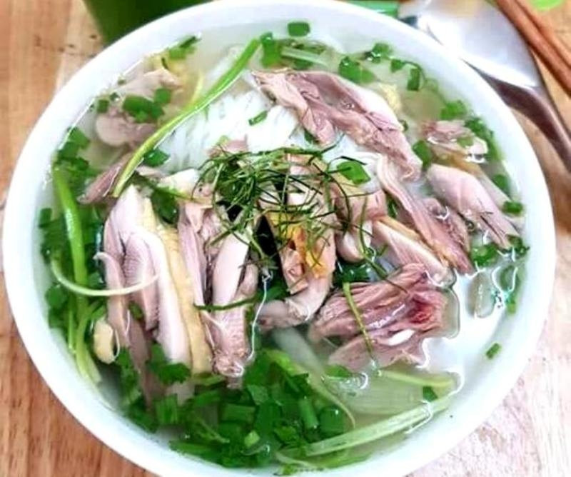 Món đầu tiên không thể bỏ qua chính là Phở, bất kỳ du khách nào đến với Việt Nam đều phải thử một lần. Nước dùng đậm đà ngọt từ xương kết hợp các gia vị thảo mộc, sợi phở tươi ăn kèm với thịt gà hoặc 