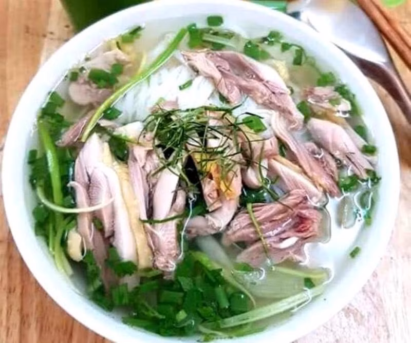 Món đầu tiên không thể bỏ qua chính là Phở, bất kỳ du khách nào đến với Việt Nam đều phải thử một lần. Nước dùng đậm đà ngọt từ xương kết hợp các gia vị thảo mộc, sợi phở tươi ăn kèm với thịt gà hoặc 